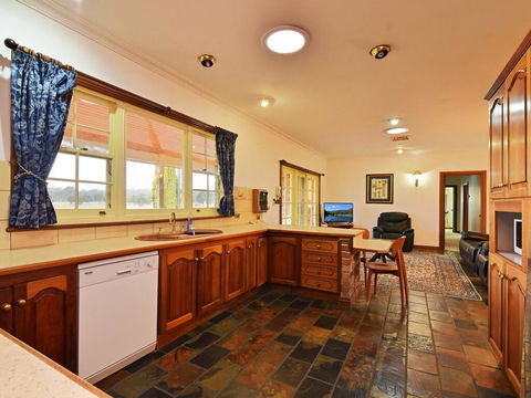 Wine Country Homestead 4-6br House - Accommodation Tasmania 2