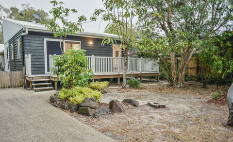 Currimundi Beach House - 1min To Currimundi Lake & Beach - Accommodation Tasmania 0