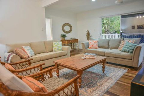 Currimundi Beach House - 1min To Currimundi Lake & Beach - Accommodation Tasmania 1