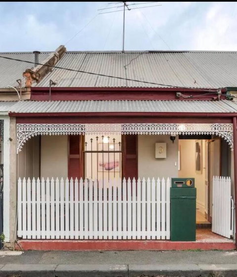 A Beautiful Terrace House With Parking & Courtyard - Accommodation Tasmania 0