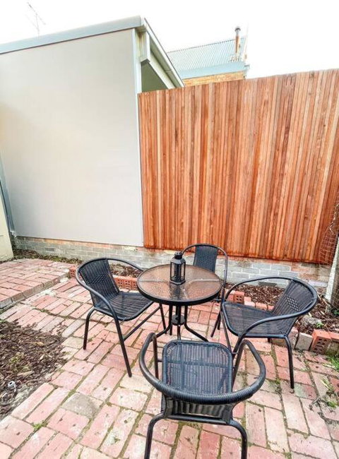 A Beautiful Terrace House With Parking & Courtyard - Accommodation Tasmania 3