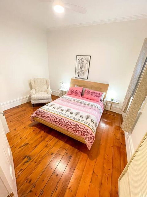 A Beautiful Terrace House With Parking & Courtyard - Accommodation Tasmania 4