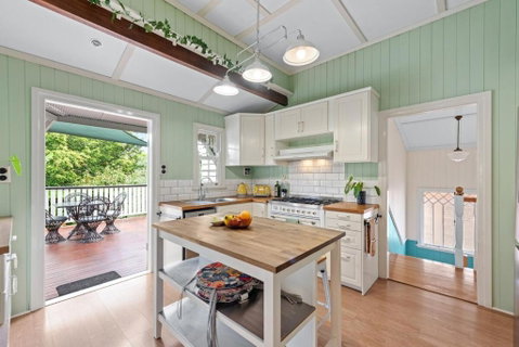 A Colourful Life 4Bed-2Bath-1Car - Queenslander - Accommodation Tasmania 0