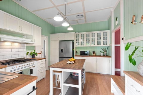 A Colourful Life 4Bed-2Bath-1Car - Queenslander - Accommodation Tasmania 2