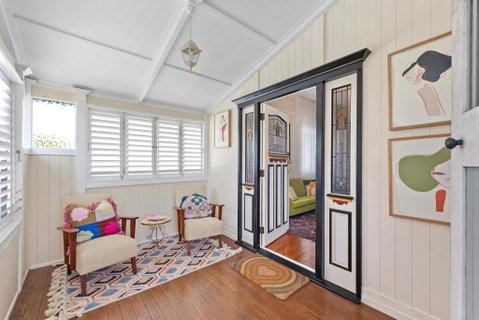 A Colourful Life 4Bed-2Bath-1Car - Queenslander - Accommodation Tasmania 3