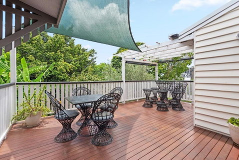 A Colourful Life 4Bed-2Bath-1Car - Queenslander - Accommodation Tasmania 1