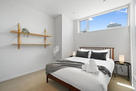 A River-side 2bdm Footscray Oasis + Parking - Accommodation Tasmania 2