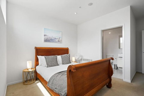 A River-side 2bdm Footscray Oasis + Parking - Accommodation Tasmania 3