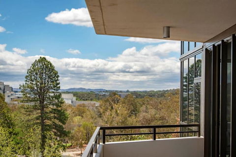 Amazing View In Large Apartment Barton ACT - Accommodation Tasmania 0