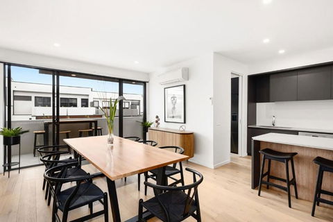 Anchorage Villa - Pet Friendly Marina Townhouse By The Beach - Accommodation Tasmania 4