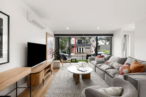 Anchorage Villa - Pet Friendly Marina Townhouse By The Beach - Accommodation Tasmania 3