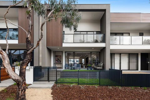 Anchorage Villa - Pet Friendly Marina Townhouse By The Beach - Accommodation Tasmania 0