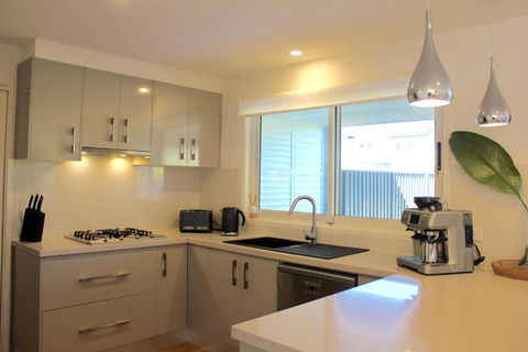 Ayada Villa - Pet Friendly - 1 Min To Beach - Accommodation Tasmania 4