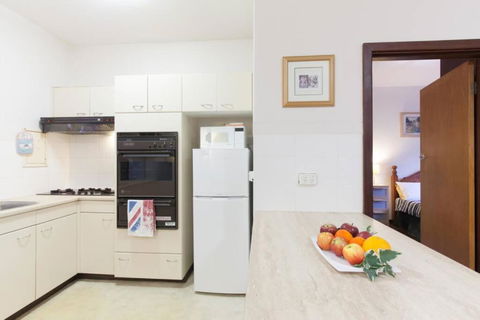 B3 Crawley Apartment 1 BRM & Sleepout Near UWA - Accommodation Tasmania 4