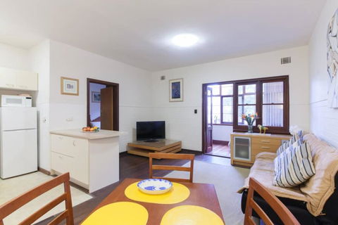 B3 Crawley Apartment 1 BRM & Sleepout Near UWA - Accommodation Tasmania 2