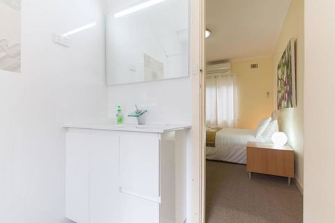 B5 Crawley Apartment 1 BRM & Sleepout Near UWA - Accommodation Tasmania 2