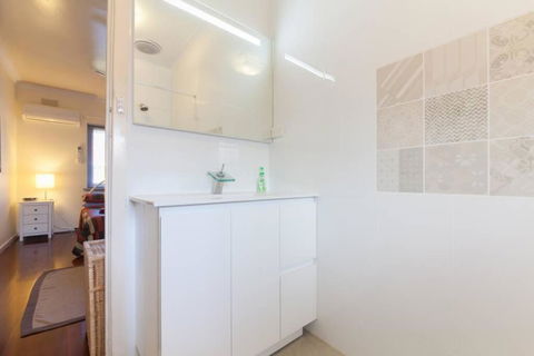B7 Crawley Apartment 1 BRM & Sleepout Near UWA - Accommodation Tasmania 0