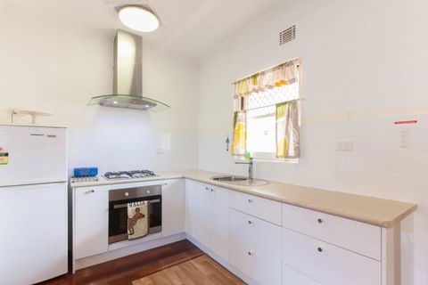 B8 Crawley Apartment 1 BRM & Sleepout Near UWA - Accommodation Tasmania 2