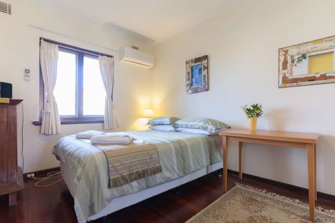 B8 Crawley Apartment 1 BRM & Sleepout Near UWA - Accommodation Tasmania 3