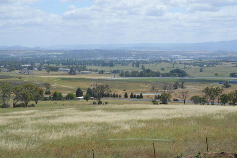 BATHURST GOLDFIELDS RESIDENCE On MOUNT PANORAMA - Accommodation Tasmania 4