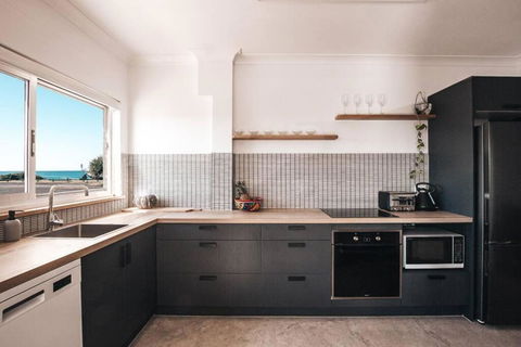 BAY PROPERTIES . Ocean Sounds - Accommodation Tasmania 1