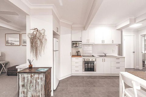BAY PROPERTIES . Summer Salt On Main - Accommodation Tasmania 4