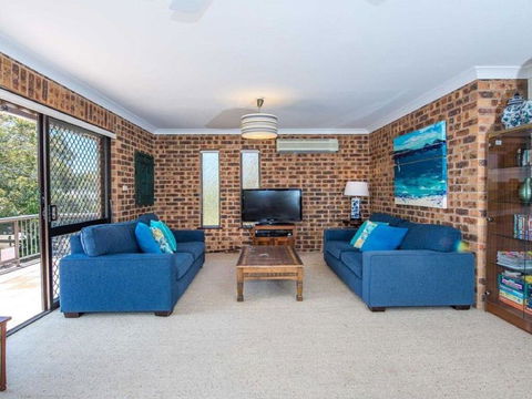 'COLUMBIA VIEWS', 2/9 COLUMBIA CLOSE - AIRCON, WIFI, NETFLIX, VIEWS & BOAT PARKING - Accommodation Tasmania 3