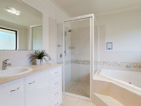 'Sandy Point Haven', 21a Sandy Point Rd - Stylish Haven With WIFI, Air Conditioning & Water Views - Accommodation Tasmania 1