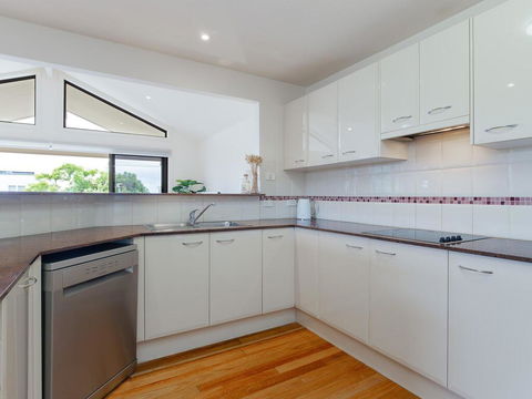 'Sandy Point Haven', 21a Sandy Point Rd - Stylish Haven With WIFI, Air Conditioning & Water Views - Accommodation Tasmania 2