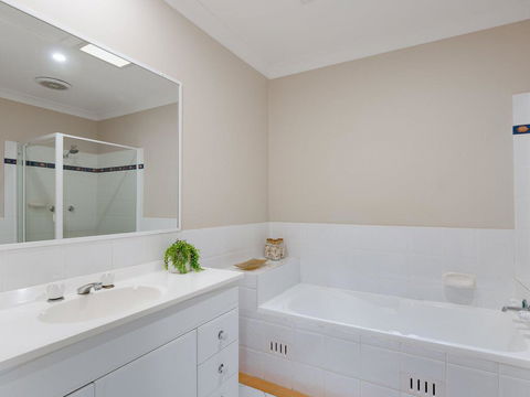 'Walk On Birubi', 1/40 Ocean Ave - Pet Friendly, WIFI, Boat Parking & Water Views - Accommodation Tasmania 1