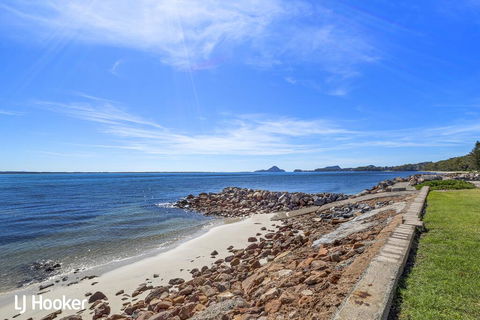 'Yacaaba' Beautiful Waterfront Location - Accommodation Tasmania 1