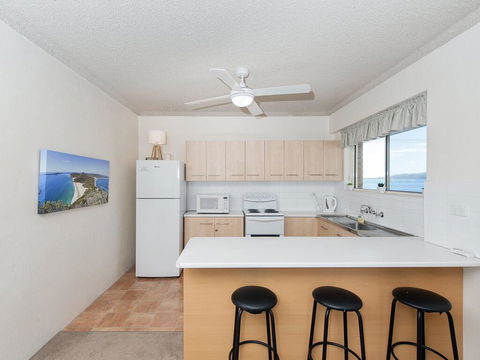 1 'Shoal Towers', 11 Shoal Bay Road - Fantastic Unit Across The Road From Beach - Accommodation Tasmania 2
