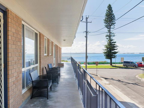 1 'Shoal Towers', 11 Shoal Bay Road - Fantastic Unit Across The Road From Beach - Accommodation Tasmania 3