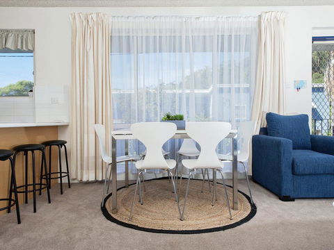1 'Shoal Towers', 11 Shoal Bay Road - Fantastic Unit Across The Road From Beach - Accommodation Tasmania 1