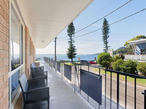 1 'Shoal Towers', 11 Shoal Bay Road - Fantastic Unit Across The Road From Beach - Accommodation Tasmania 0
