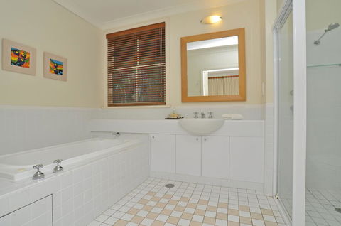 1 Bedroom Executive Villa Located Within Cypress Lakes - Accommodation Tasmania 1