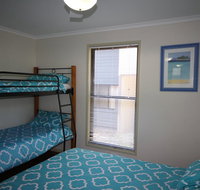 1 Naiad Court - Lowset family home with swimming pool and covered deck. Pet friendly - Accommodation Tasmania