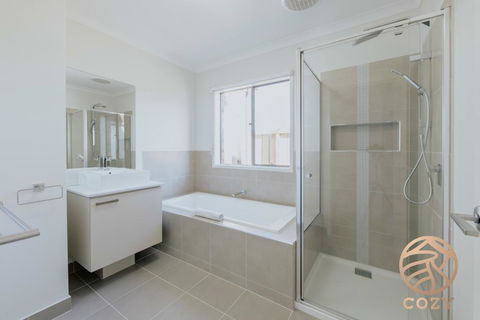 118 Refreshing 3BR Werribee Family House - Accommodation Tasmania 1