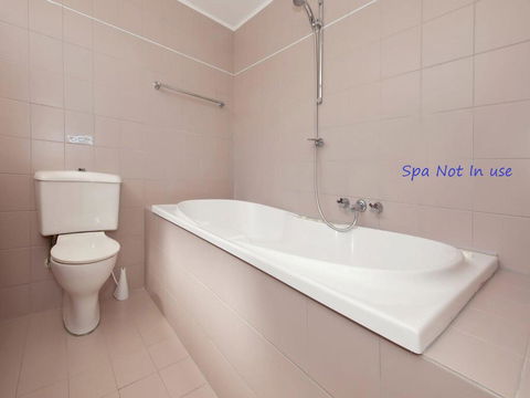 12 'Le Vogue', 16 Magnus St - Sensational Water Views, Lift, Pool & Tennis Court - Accommodation Tasmania 3