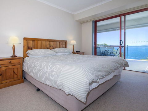12 'Le Vogue', 16 Magnus St - Sensational Water Views, Lift, Pool & Tennis Court - Accommodation Tasmania 2