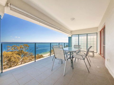 12 'Le Vogue', 16 Magnus St - Sensational Water Views, Lift, Pool & Tennis Court - Accommodation Tasmania 0