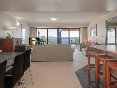 12 'Le Vogue', 16 Magnus St - Sensational Water Views, Lift, Pool & Tennis Court - Accommodation Tasmania 1