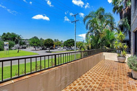 14 'THE DUNES', 38 MARINE DR - LARGE UNIT WITH POOL, TENNIS COURT AND DIRECTLY ACROSS FROM FINGAL - Accommodation Tasmania 2