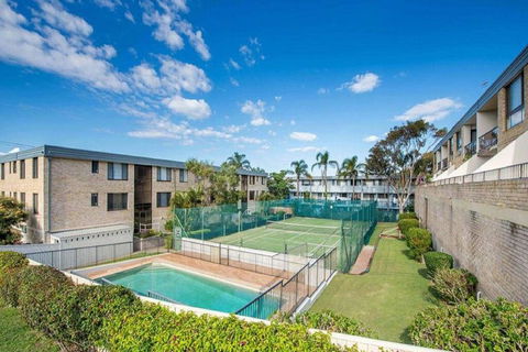 14 'THE DUNES', 38 MARINE DR - LARGE UNIT WITH POOL, TENNIS COURT AND DIRECTLY ACROSS FROM FINGAL - Accommodation Tasmania 0