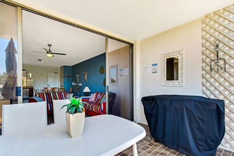 14 'THE DUNES', 38 MARINE DR - LARGE UNIT WITH POOL, TENNIS COURT AND DIRECTLY ACROSS FROM FINGAL - Accommodation Tasmania 1