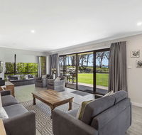 19 'Bay Parklands' 2 Gowrie Avenue - ground floor renovated unit with water views  WIFI - Accommodation Tasmania