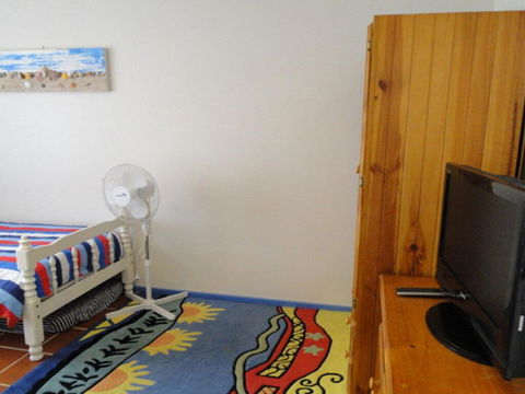 2 'Copacabana', 61 Sandy Point Road - Cute Unit With Water Views From The Balcony - Accommodation Tasmania 2