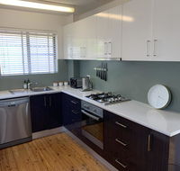 2 Bed Bar Beach Apartment - stroll to beach  cafes supermarket apartment 6 - Accommodation Tasmania