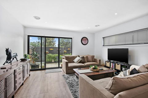 2 Bedroom Townhouse - Family & Corporate Bookings Only - Accommodation Tasmania 1