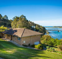2 Water Crescent - Retro Haven - Accommodation Tasmania